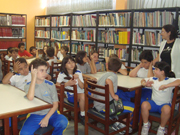 Os jovens foram para a biblioteca e trabalharam com a obra 