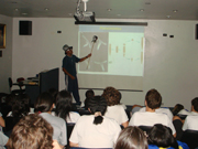 Os jovens aproveitaram a exposio para debater com o professor.