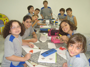 Alm da parte de observao, os jovens nomearam e colaram as partes das flores