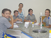 Atravs de uma aula prtica, os alunos puderam ver conceitos estudados em classe