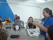 A professora Prisila Oriani fez um experimento com ossos de galinha e vinagre