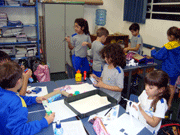 Em grupos, alunos do 2 B produzem maquetes da sala de aula