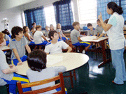 Turma observou as diferenas entre vertebrados e invertebrados