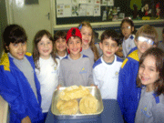 Alunos estudam costumes indgenas e fazem delicioso po 