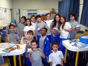 Alunos estudam e montam instrumentos musicais na aula de Robtica