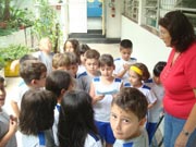 Os alunos seguiram as pistas at chegar ao grande tesouro