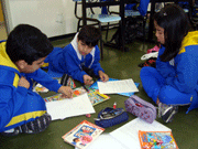 Alunos elaboram quadrinhos para aula de Portugus