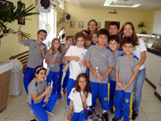 Alunos do Integral se refrescam tomando sorvete