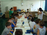 A professora Cristiane mostra as trs fases da gua.