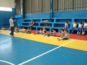 Alunos correm e e medem as distncias no Ginsio.