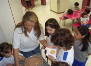 Entrando no clima dos descobrimentos, as turmas dos 4s anos A e B foram at o restaurante preparar uma receita de famlia.
