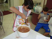 A professora Tnia orientou os alunos em uma aula diferente na cozinha