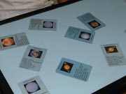 Alunos jogam Super Trunfo para conhecerem os planetas.