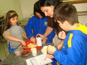 Os alunos aprendem participando dos procedimentos e cuidados ao preparar as trufas
