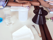 Experincia no laboratrio de Cincias com alunos 5 ano B