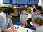 Alunos usam carvo para construir corais no laboratrio