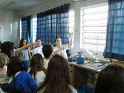 Alunos do 1 Ano realizam experientos qumicos no laboratrio 